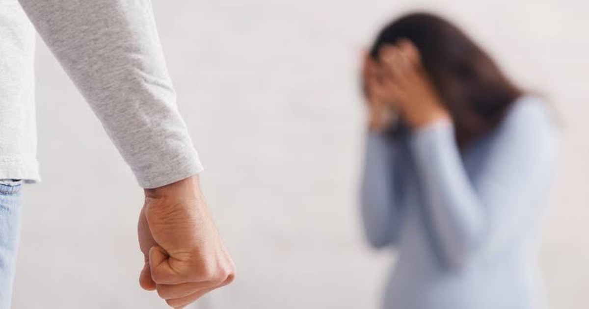 주먹을 쥔 팔이 앞쪽에 있고, 그 뒤로 두 손으로 얼굴을 감싼 사람이 흐릿하게 서 있다.