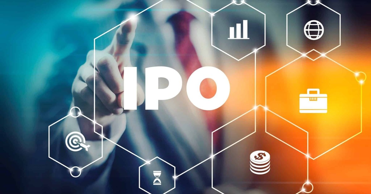 정장 차림의 사람이 IPO 글자와 차트·지구본·서류가방 아이콘이 이어진 육각형 화면을 손끝으로 가리키고 있다