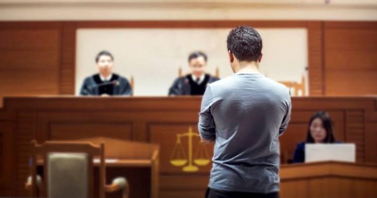 법정에서 법대를 향해 서 있는 피고인의 뒷모습과 판사석