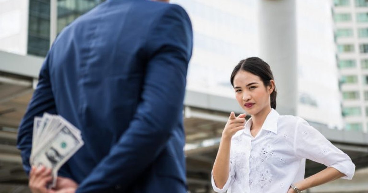 한 사람이 등 뒤로 지폐를 감추고 있고 옆에 선 사람이 이를 의심스럽게 바라보고 있다